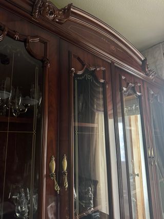 Mueble vitrina madera y cristal
