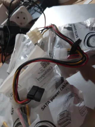 4 adattatori Molex a SATA Cablexpert