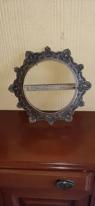 Marco rotondo in ottone decorato