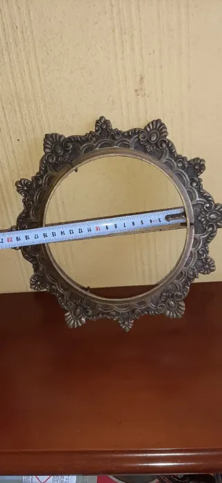 Marco rotondo in ottone decorato