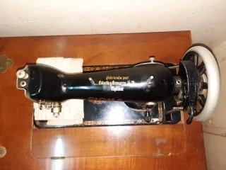 Máquina de coser Sigma vintage con mueble