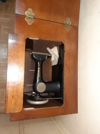 Máquina de coser Sigma vintage con mueble
