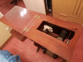 Máquina de coser Sigma vintage con mueble
