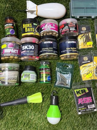 Pacchetto completo per pesca carpfishing con attrezzatura e accessori