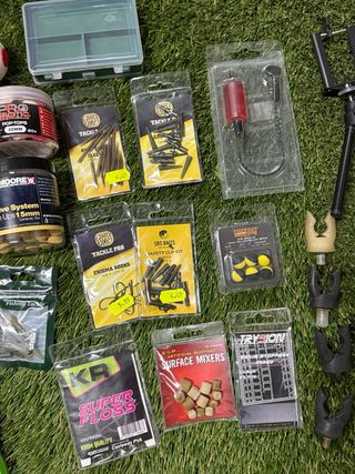 Pacchetto completo per pesca carpfishing con attrezzatura e accessori