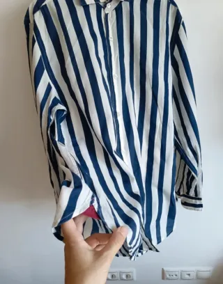 Camisa de rayas azul y blanca