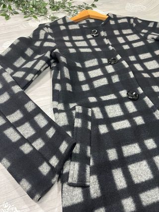 Abrigo Bershka cuadros negro y gris