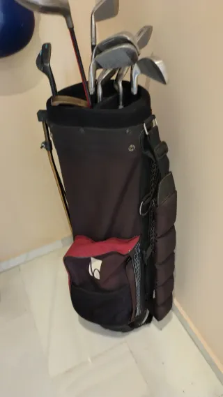 Bolsa de palos de golf con varios palos