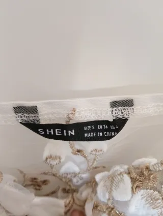 Top blanco y dorado bordado