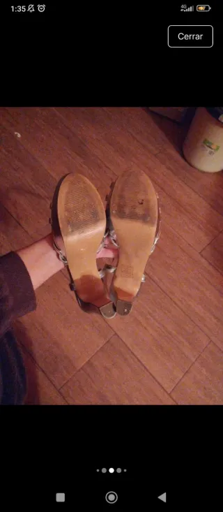 Tacones plateados de tiras