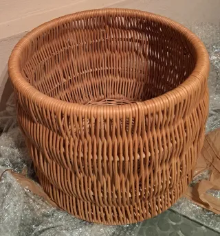 Cesta de mimbre artesanal