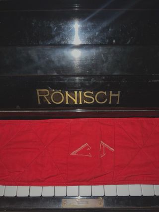 Piano Rönisch Negro