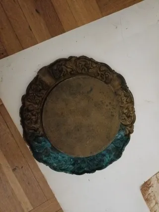 Cenicero de bronce con diseño floral