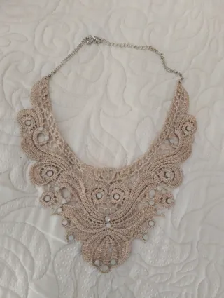 Collar de ganchillo beige y con abalorios azul