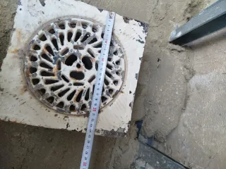 Rejilla antigua de hierro fundido