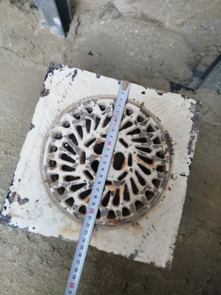 Rejilla antigua de hierro fundido