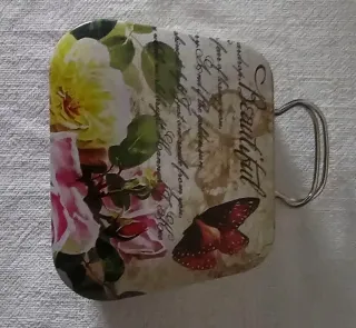 Scatola decorativa con farfalla e rose