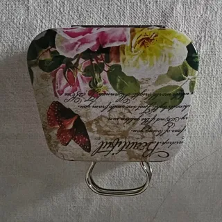 Scatola decorativa con farfalla e rose