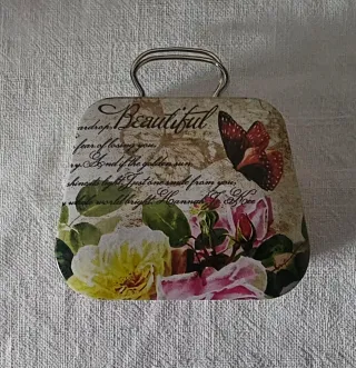 Scatola decorativa con farfalla e rose