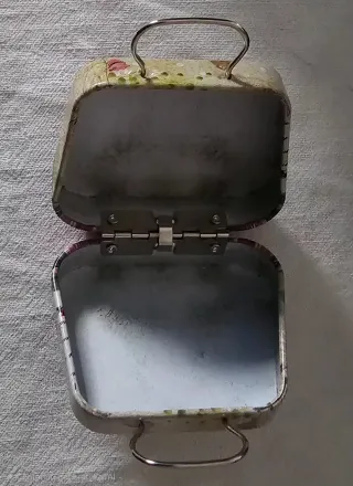 Scatola decorativa con farfalla e rose