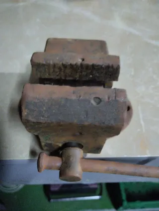 Tornillo de banco antiguo