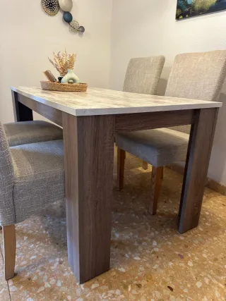Mesa y 4 sillas comedor gris