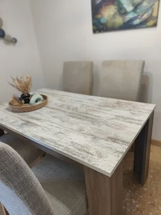 Mesa y 4 sillas comedor gris