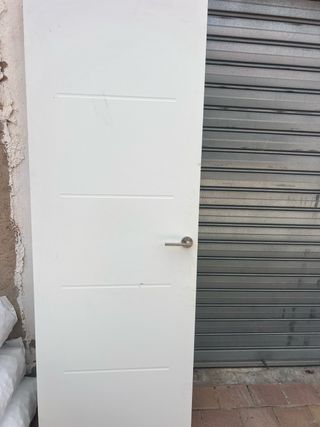 Puerta blanca moderna