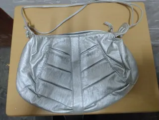 Bolso plateado con asa