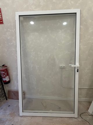 Puerta aluminio con marco 255x139