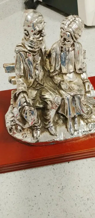 Figura de plata de abuelos sentados