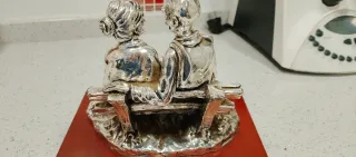 Figura de plata de abuelos sentados