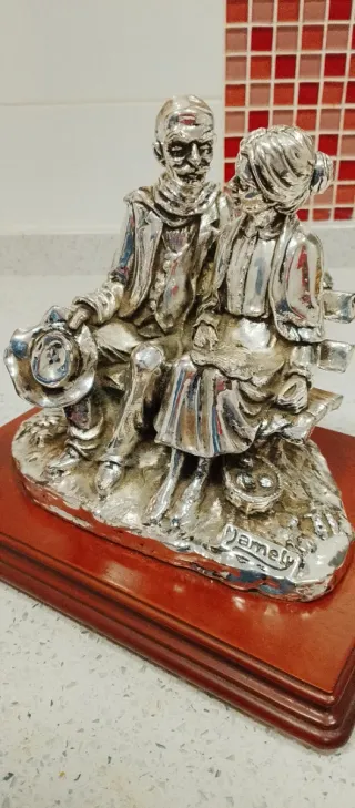 Figura de plata de abuelos sentados