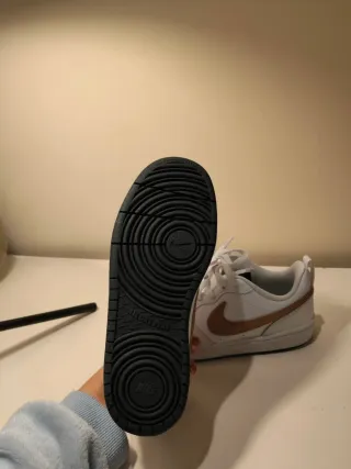 Sapatilhas Nike Branco/Dourado Tamanho 36.5