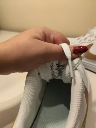 Sapatilhas Nike Branco/Dourado Tamanho 36.5