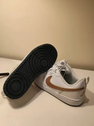 Sapatilhas Nike Branco/Dourado Tamanho 36.5