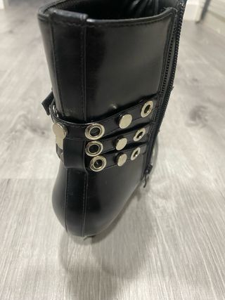 Botines negros con tachas plateadas