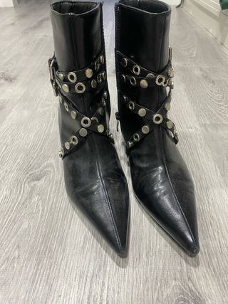 Botines negros con tachas plateadas