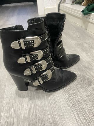 Botines negros con tachas y hebillas