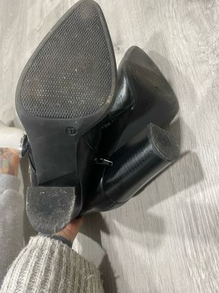 Botines negros con tachas y hebillas