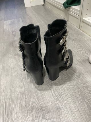 Botines negros con tachas y hebillas