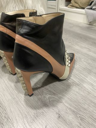 Botines Lodi Tachas Beige y Negro