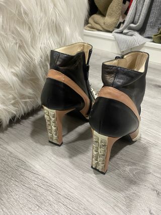 Botines Lodi Tachas Beige y Negro
