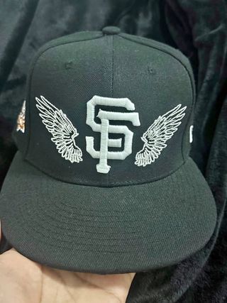 Gorra SF con alas bordadas