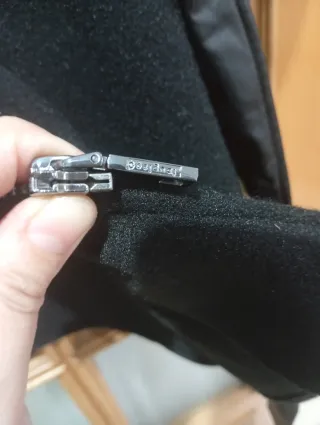 Capa negra con cinturón