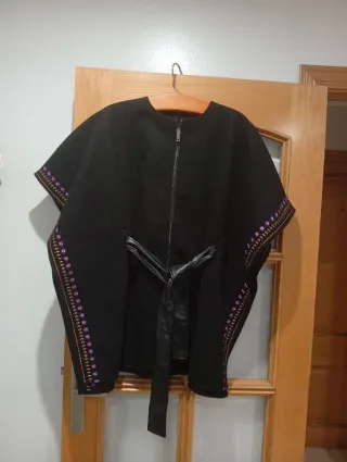 Capa negra con cinturón