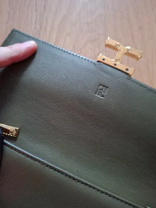 Cartera Carolina Herrera verde y dorada
