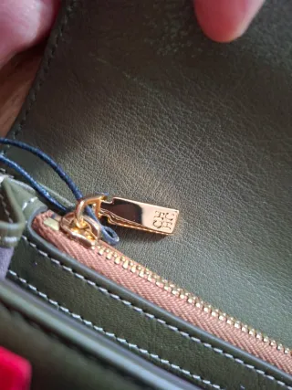 Cartera Carolina Herrera verde y dorada