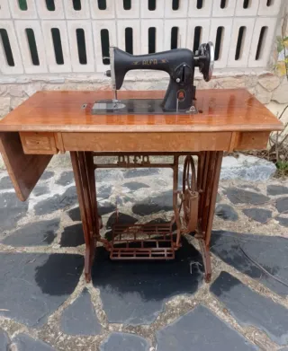 Máquina de coser Alfa antigua