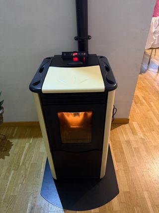 Stufa a pellet color crema